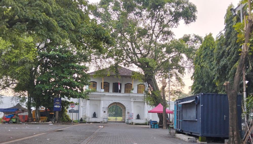 BENTENG TANPA KOTA -  Ketika VASTENBURG dalam Krisis Identitas Ruang Publik Surakarta