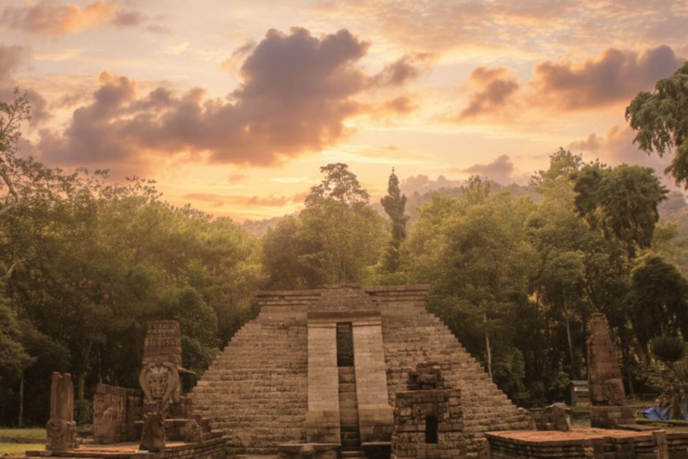CANDI SUKUH  Simfoni Piramida di Senja Majapahit