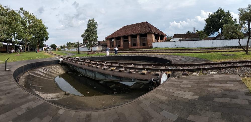 TURNTABLE LOCOMOTIVE - Aset Sejarah Peninggalan Zaman Kolonial